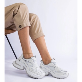 Zapatillas blancas en una suela masiva. blanco 3