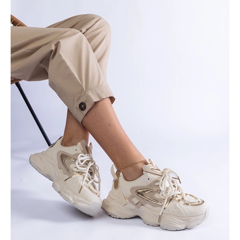 Zapatillas deportivas de mujer beige con suela maciza. 1 Zapatillas deportivas de mujer beige con suela maciza. 1