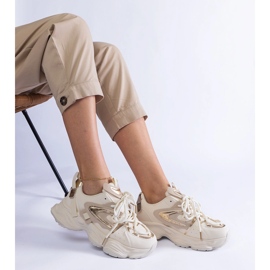Zapatillas deportivas de mujer beige con suela maciza. 2