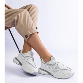 Zapatillas de deporte de mujeres blancas en una suela masiva blanco 2