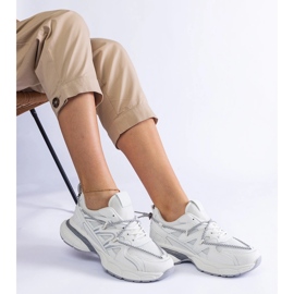 Zapatillas de deporte de mujeres blancas en una suela masiva blanco 3