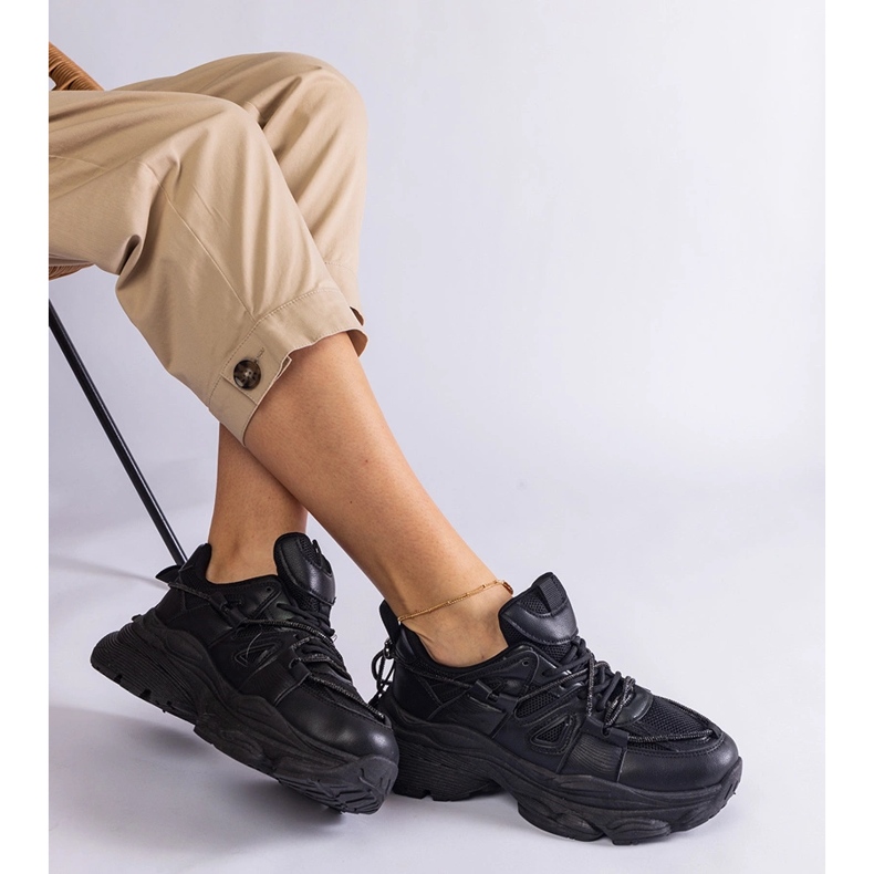 Zapatillas deportivas de mujer negras. negro 1