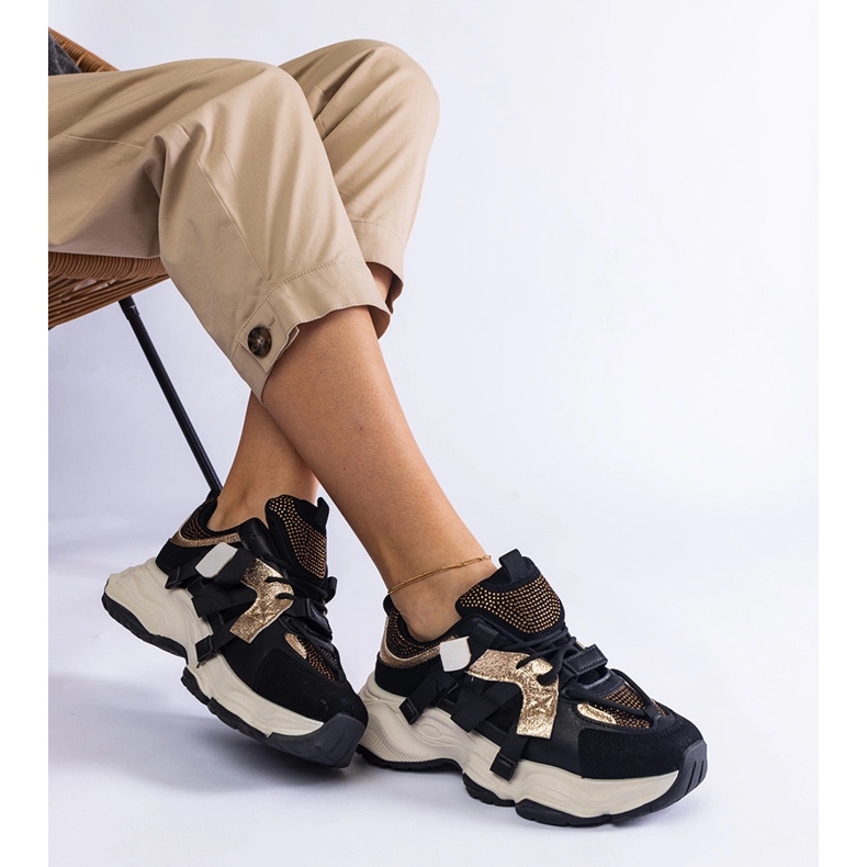 Zapatillas negras con inserciones doradas. negro 1