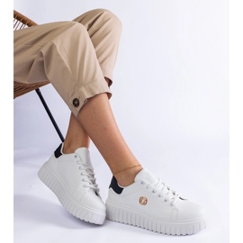 Zapatillas blancas y negras con suela gruesa. blanco 1