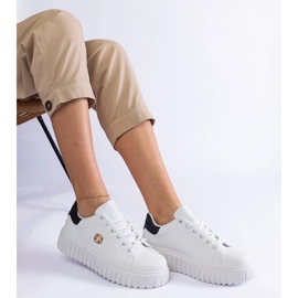 Zapatillas blancas y negras con suela gruesa. blanco 2