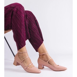 Bombas beige barnizadas con cinturón 3