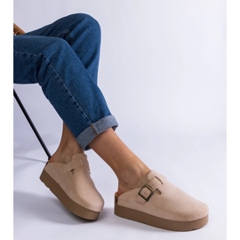 Chanclas beige para mujeres en la plataforma con una hebilla 1 Chanclas beige para mujeres en la plataforma con una hebilla 1