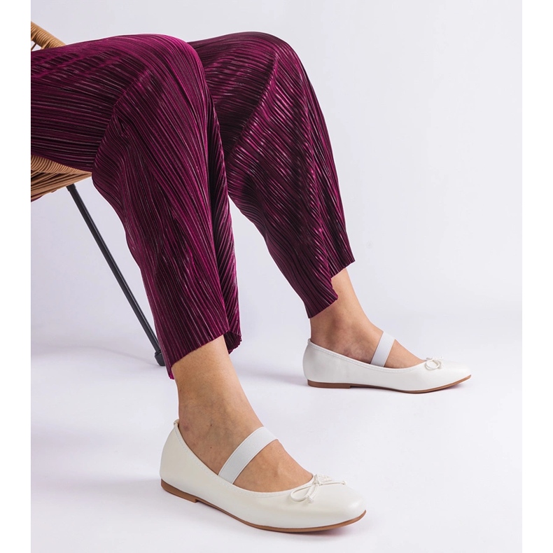 Bailarinas blancas con una banda elástica y un arco decorativo blanco 1 Bailarinas blancas con una banda elástica y un arco decorativo blanco 1