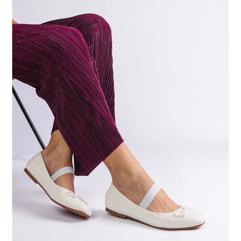 Bailarinas blancas con una banda elástica y un arco decorativo blanco 2