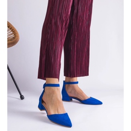 Sandalias azules en un poste bajo 1