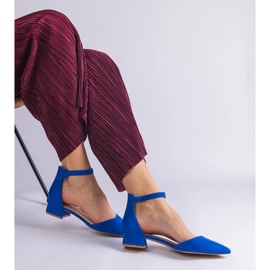Sandalias azules en un poste bajo 4