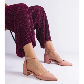 Sandalias de color rosa claro en un poste bajo 1