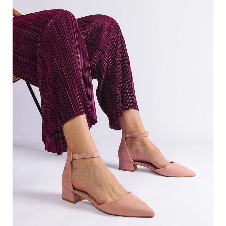 Sandalias de color rosa claro en un poste bajo rosado 1 Sandalias de color rosa claro en un poste bajo rosado 1