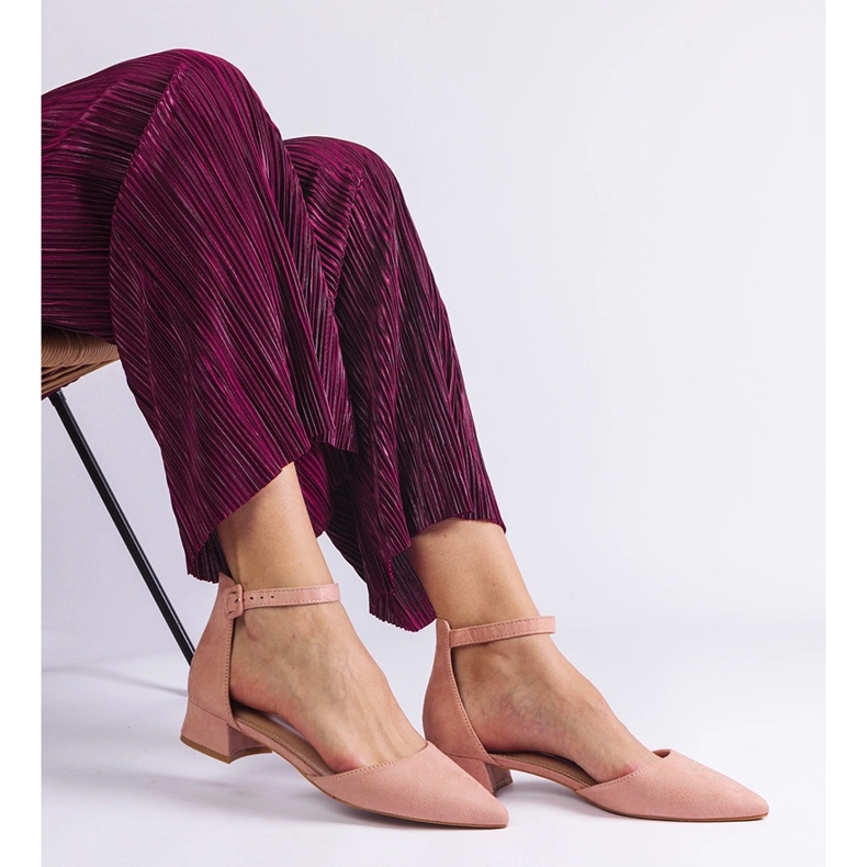 Sandalias de color rosa claro en un poste bajo 2