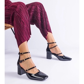 Bombas negras barnizadas en una publicación con hebillas negro 1 Bombas negras barnizadas en una publicación con hebillas negro 1