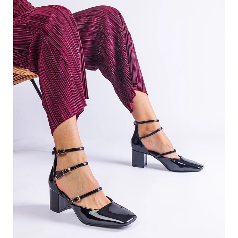 Bombas negras barnizadas en una publicación con hebillas negro 1 Bombas negras barnizadas en una publicación con hebillas negro 1