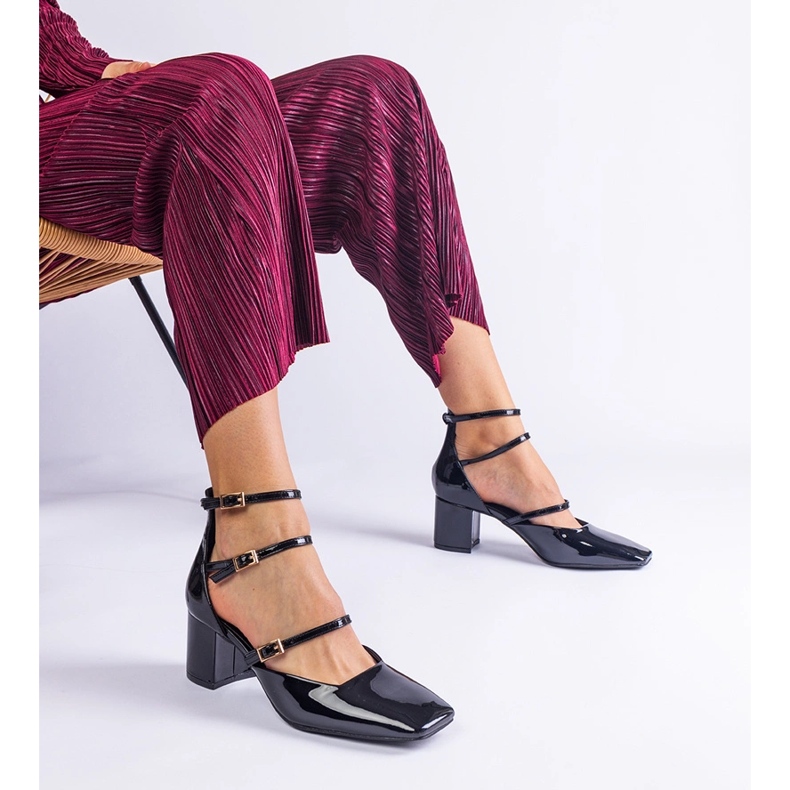 Bombas negras barnizadas en una publicación con hebillas negro 2 Bombas negras barnizadas en una publicación con hebillas negro 2