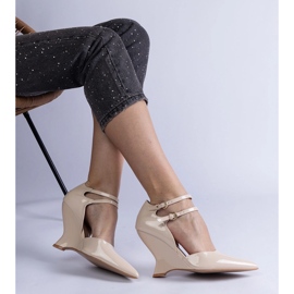 Bombas beige barnizadas en cuña con hebillas 2
