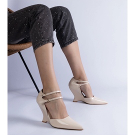 Bombas beige barnizadas en cuña con hebillas 1
