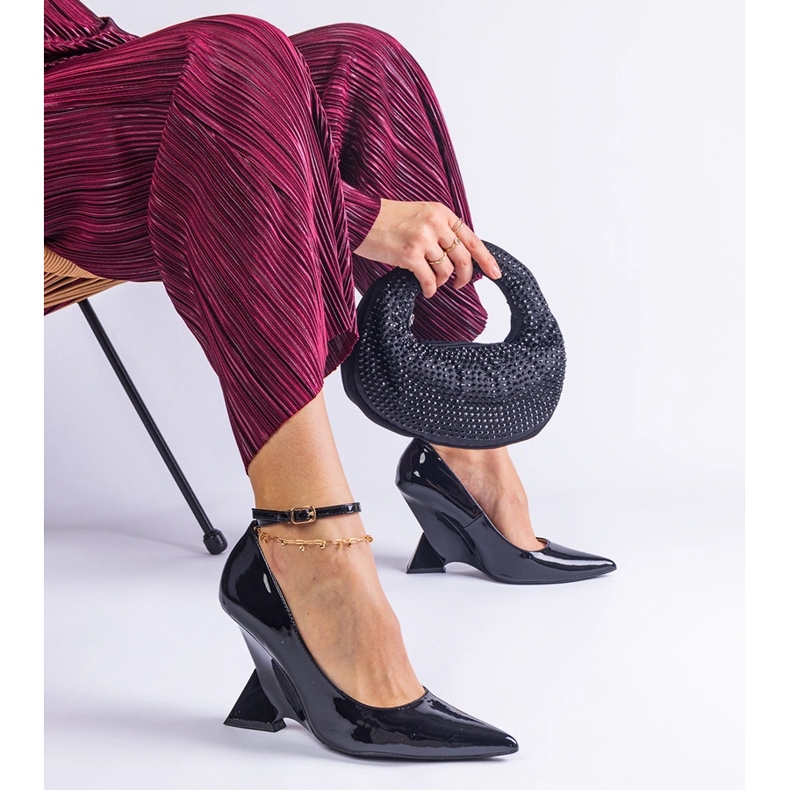 Salón cuña charol negro 2 Salón cuña charol negro 2