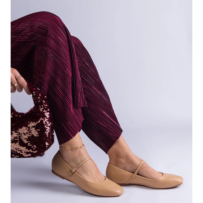 Bailarinas beige con hebillas de ecopiel. 1 Bailarinas beige con hebillas de ecopiel. 1