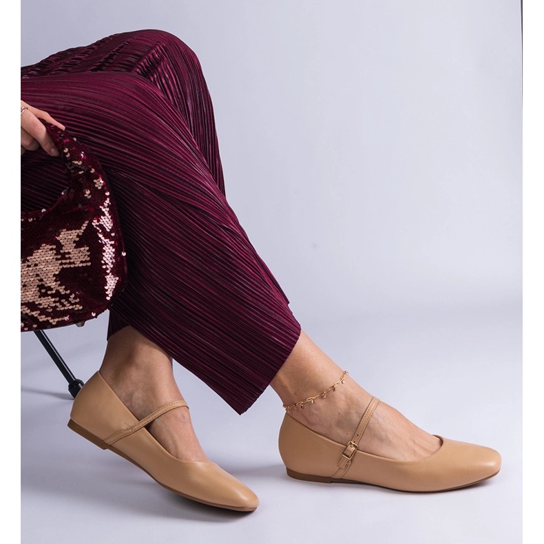 Bailarinas beige con hebillas de ecopiel. 2 Bailarinas beige con hebillas de ecopiel. 2