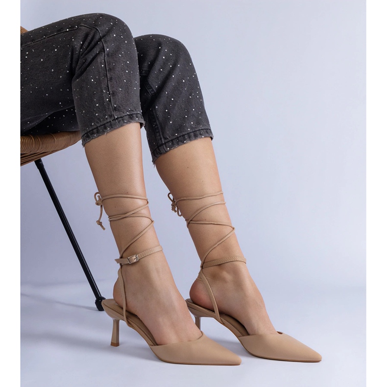 Tacones beige altos con un tacón abierto atado alrededor del tobillo 2 Tacones beige altos con un tacón abierto atado alrededor del tobillo 2