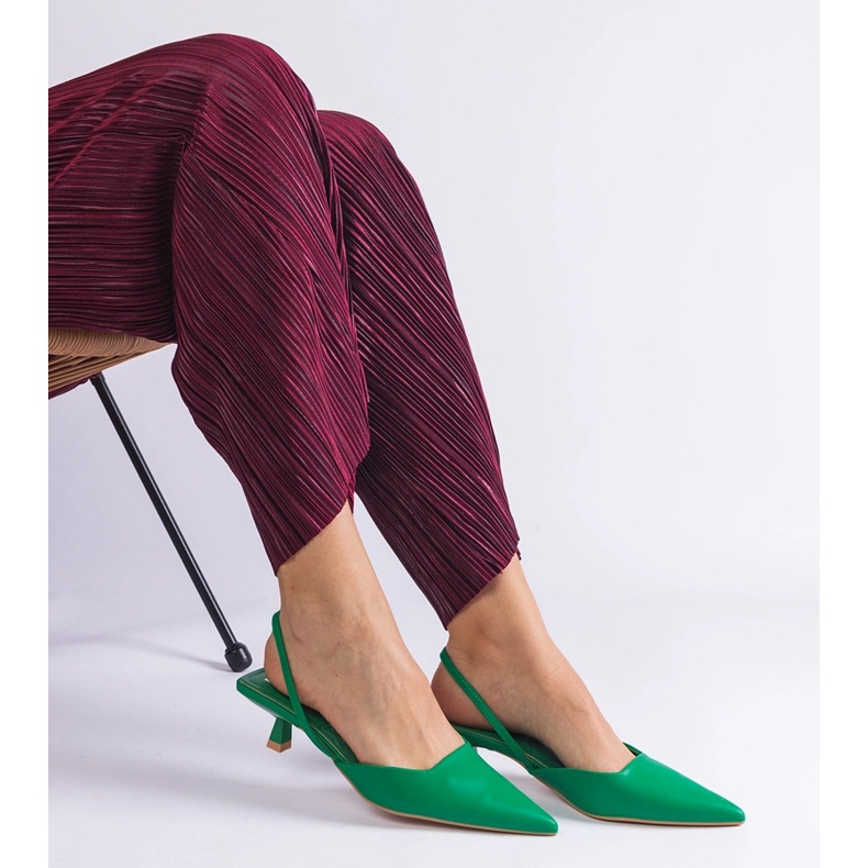 Tacones de pato verdes con tacón abierto. 2 Tacones de pato verdes con tacón abierto. 2