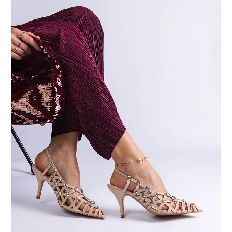 Sandalias beige tejidas con piedras. 1