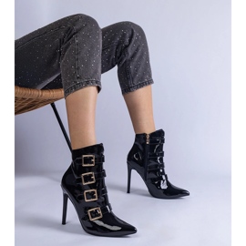Botas negras barnizadas en un alfiler con hebillas negro 1