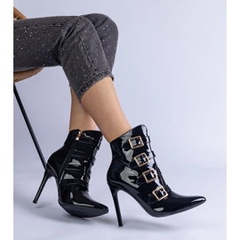 Botas negras barnizadas en un alfiler con hebillas negro 2 Botas negras barnizadas en un alfiler con hebillas negro 2