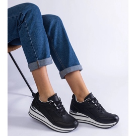 Zapatillas negras en una plataforma decorada con brillo y una inserción metálica negro 2