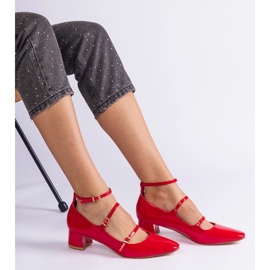 Bombas rojas barnizadas con un cinturón rojo 1