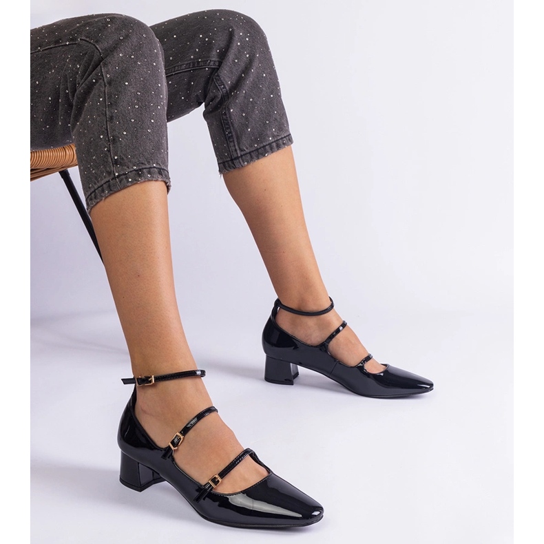 Bombas negras barnizadas con un cinturón negro 1