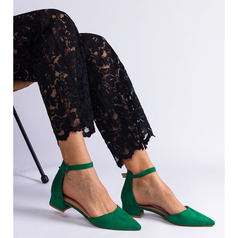 Bombas verdes en un poste bajo 1 Bombas verdes en un poste bajo 1