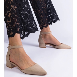 Bombas beige con tacones bajos 1