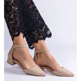 Bombas beige con tacones bajos 3