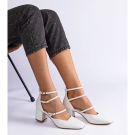 Bombas blancas en el pilar con hebillas blanco 1 Bombas blancas en el pilar con hebillas blanco 1