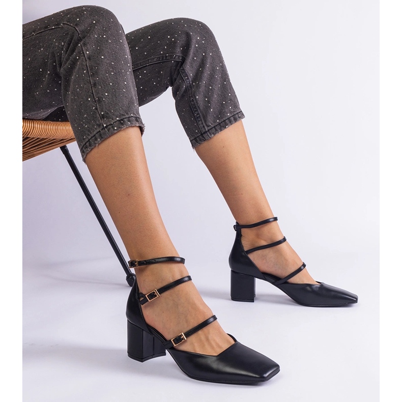 Bombas negras en el pilar con hebillas negro 1