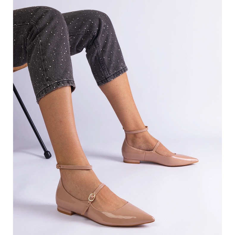 Bombas beige barnizadas con tacones planos con hebillas beige 1