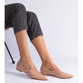 Bombas beige barnizadas con tacones planos con hebillas beige 2