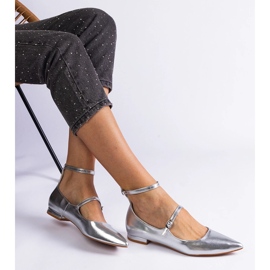 Tacones planos de plata con hebillas metálicas 2