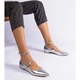 Tacones planos de plata con hebillas metálicas 3