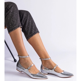 Tacones planos de plata con hebillas metálicas 4