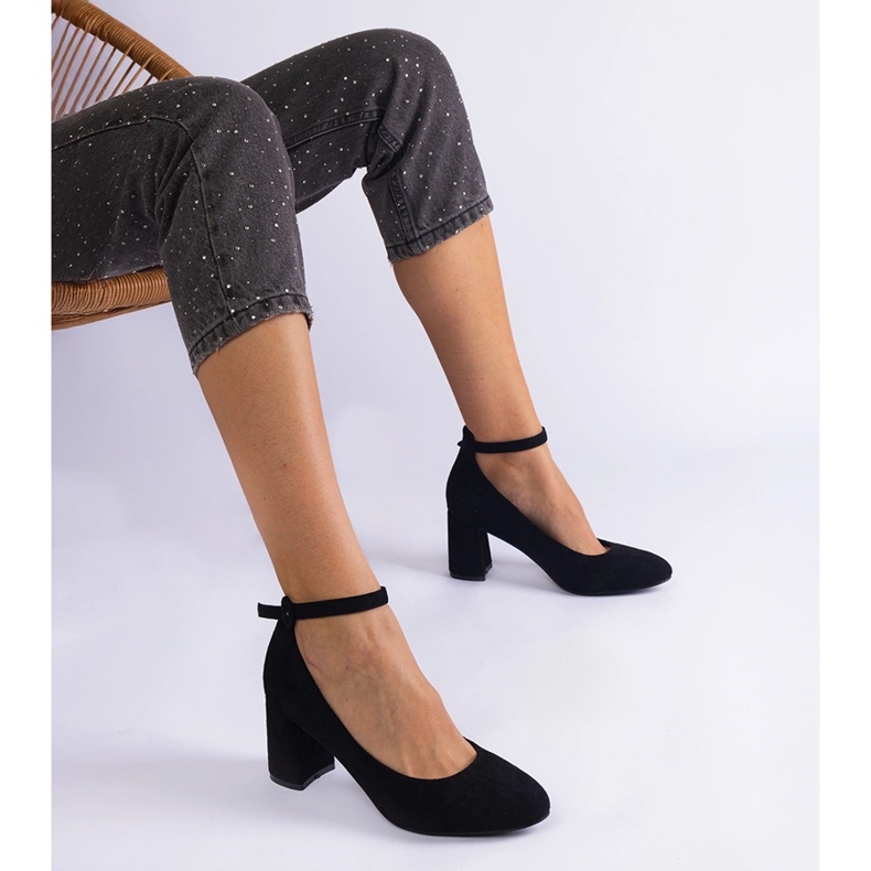 Bombas negras en el pilar de cuero ecológico negro 1