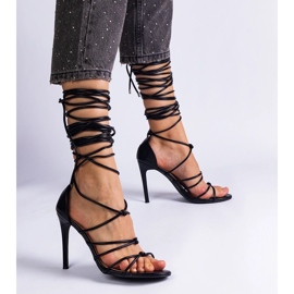 Sandalias negras atadas en un alfiler negro 3