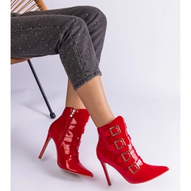 Botas rojas barnizadas en un tacón alto rojo 2