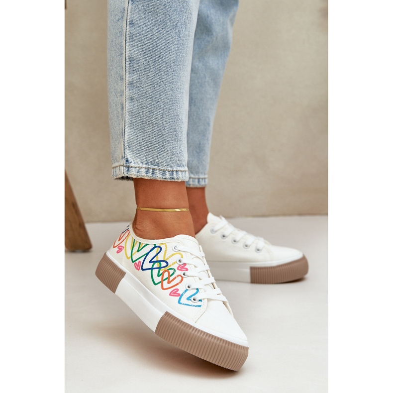 Zapatillas de deporte para mujeres en corazones blancos 2 Zapatillas de deporte para mujeres en corazones blancos 2