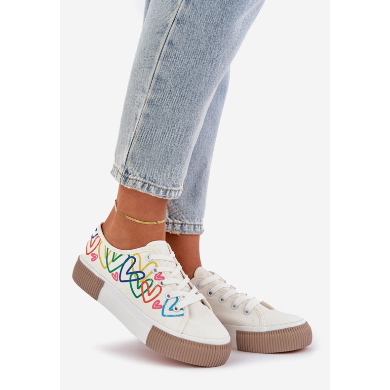 Zapatillas de deporte para mujeres en corazones blancos 1 Zapatillas de deporte para mujeres en corazones blancos 1