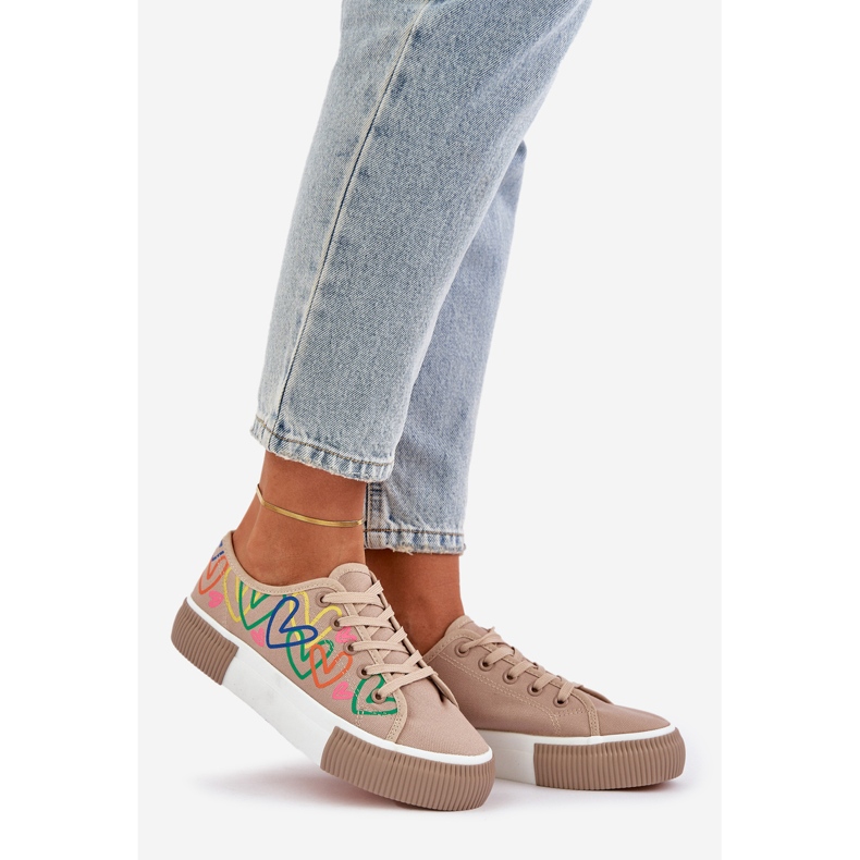 Zapatillas de deporte para mujeres en corazones de tamaño oscuro beige 1 Zapatillas de deporte para mujeres en corazones de tamaño oscuro beige 1